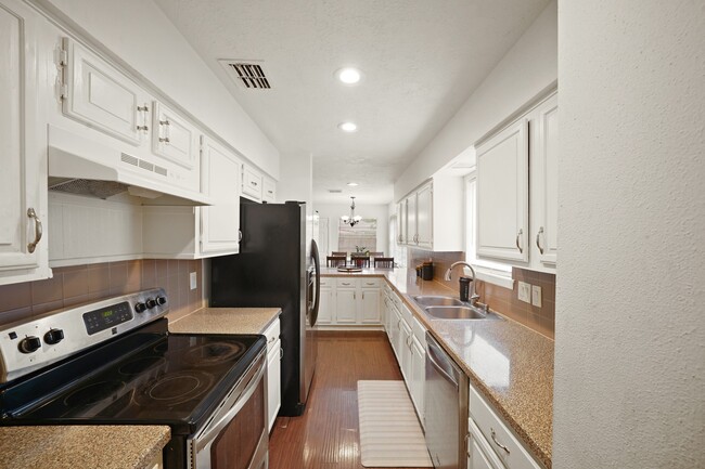 Building Photo - 411 Pickford Dr