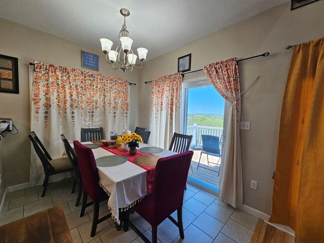Building Photo - 4 Bedroom, 3 Bathroom home AVAILABLE 07/01...