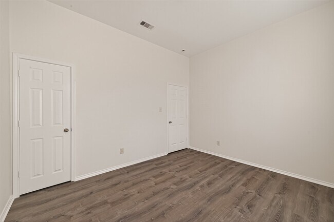 Building Photo - 14927 Tuttle Point Dr