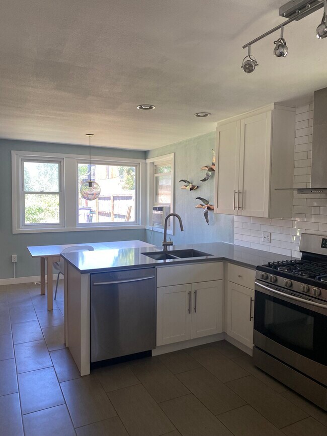 Building Photo - 3065 N Glencoe St