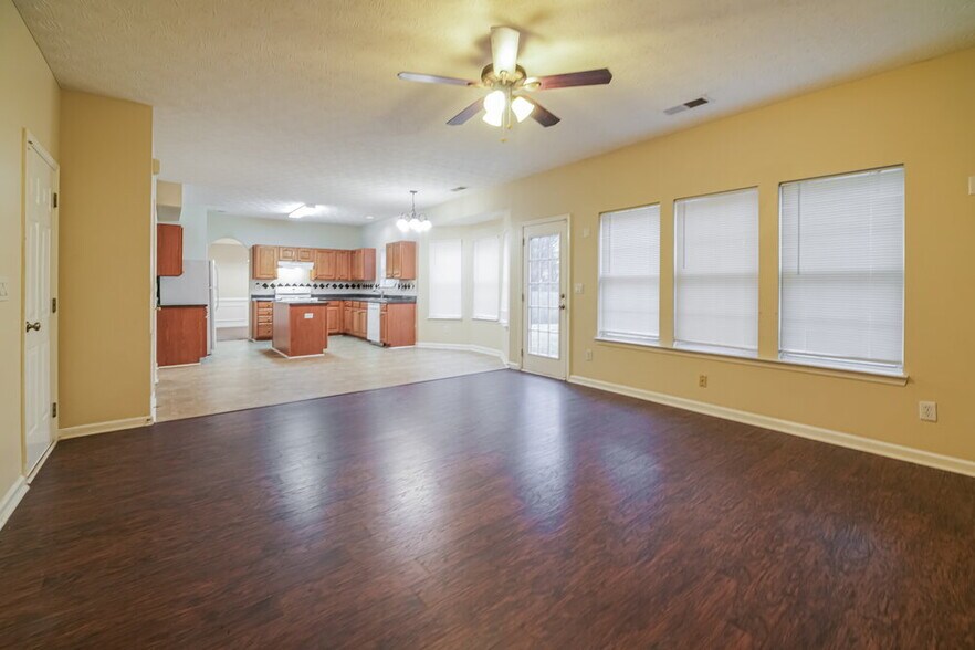 Building Photo - 552 The Blvd