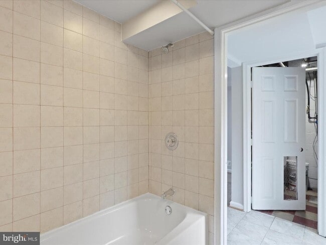 Building Photo - 808 S Oak St