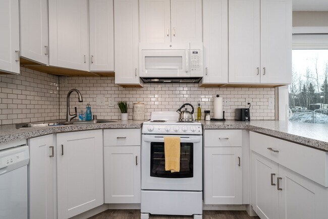 Building Photo - 909 E 46th Ct