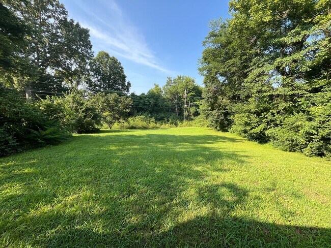 Building Photo - Three Bedroom Home Within Walking Distance to Alabama A&M