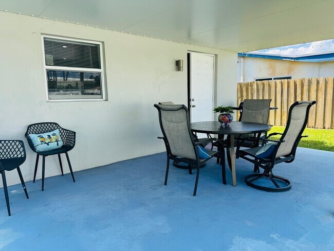 Building Photo - 4640 NE 5th Ave