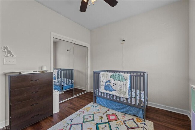 Building Photo - 3 Story Townhouse-style Condo Near Town Ce...