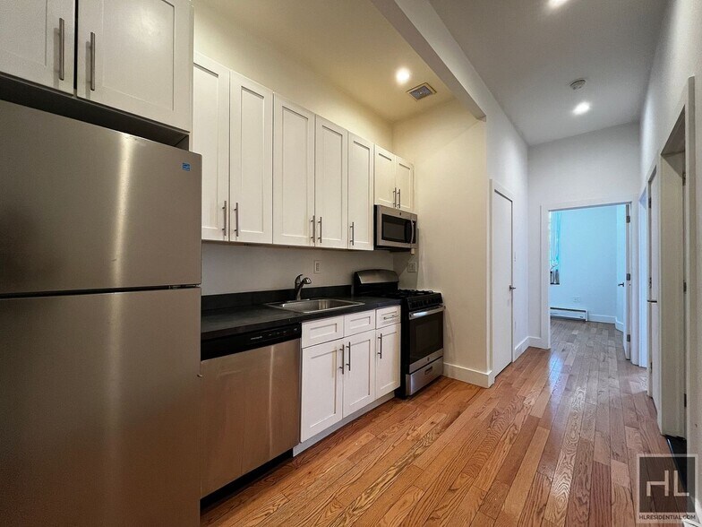 Building Photo - NO FEE / SUMMERFIELD STREET / Spacious 3-Bed 1-Bath / Bushwick and Ridgewood Border