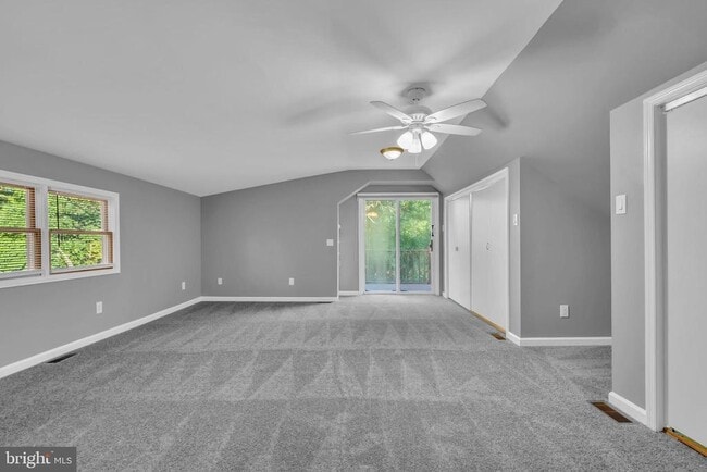 Building Photo - 165 Lakeview Dr N