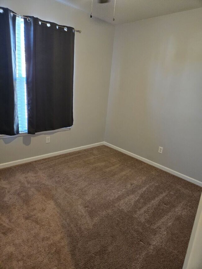 Building Photo - Beautiful 3 bedroom available