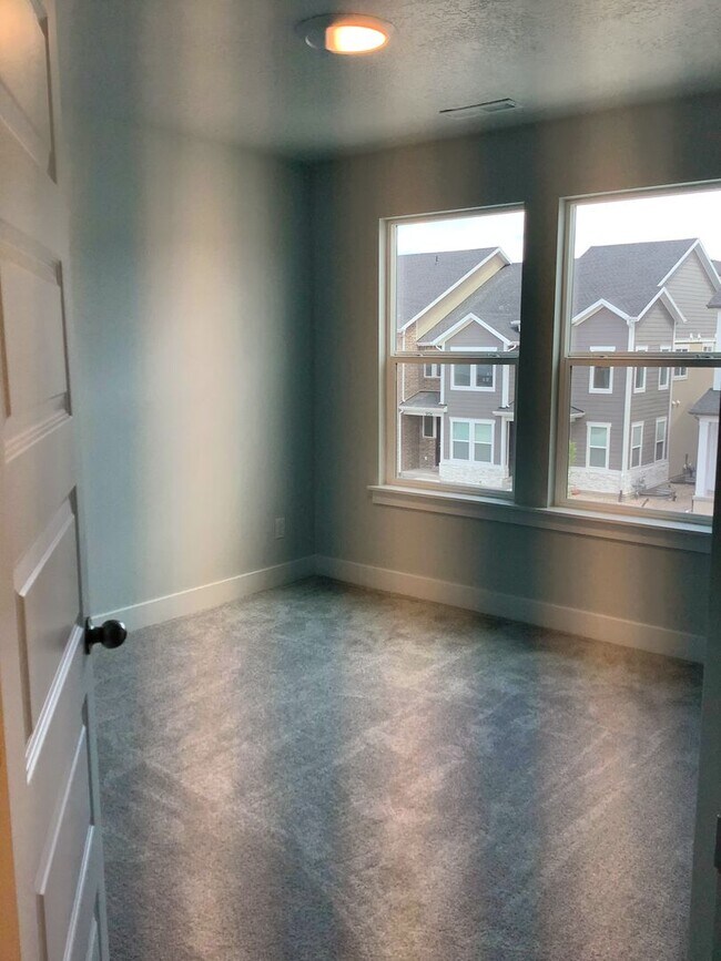 Building Photo - FREE FIRST MONTH'S RENT - New Construction Townhome Located in Prime Saratoga Springs Location