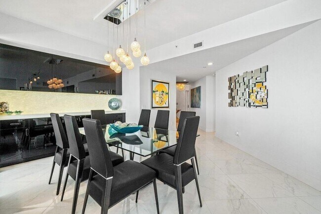 Building Photo - 2640 Lake Shore Dr