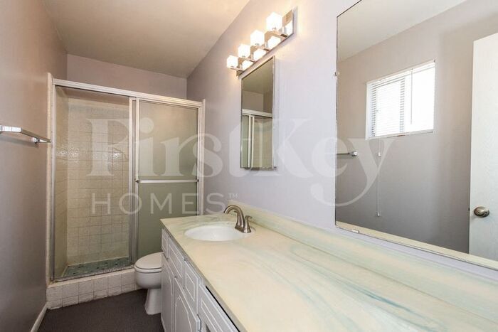 Building Photo - 2208 W Dahlia Dr