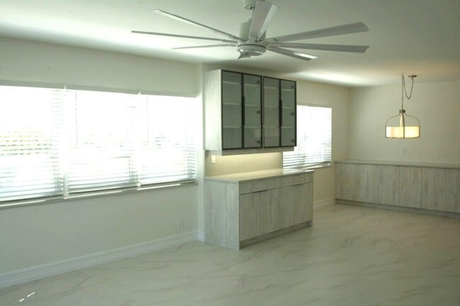 Building Photo - 340 Sunset Dr