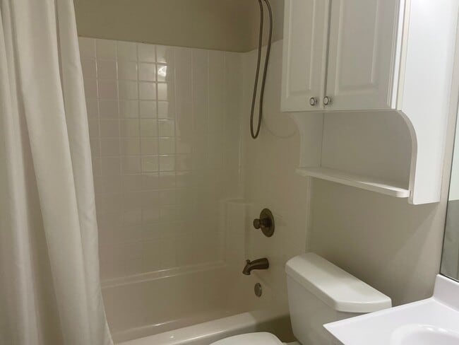 Building Photo - 3/2 Central heat and air, washer dryer con...