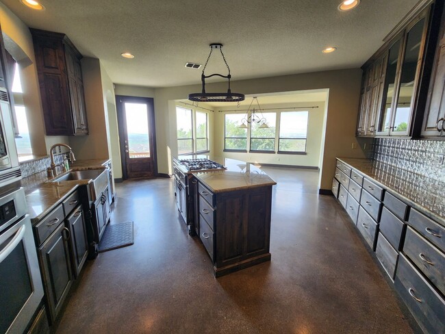 Building Photo - Beautiful Custom Built 4/4.5/2 Home on the...