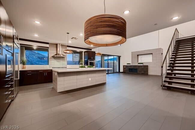 Building Photo - 917 Vegas View Dr