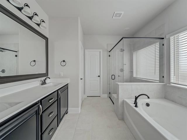 Building Photo - 2905 Parkwood Cir