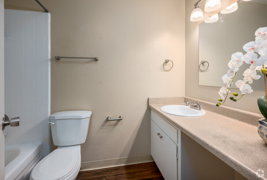 1BR, 1BA - 675SF - Bathroom - River's Edge Apartments