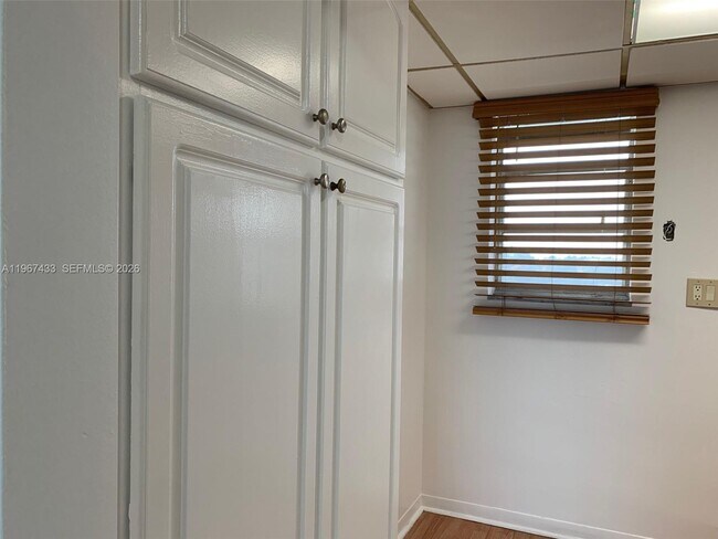 Building Photo - 2859 Leonard Dr