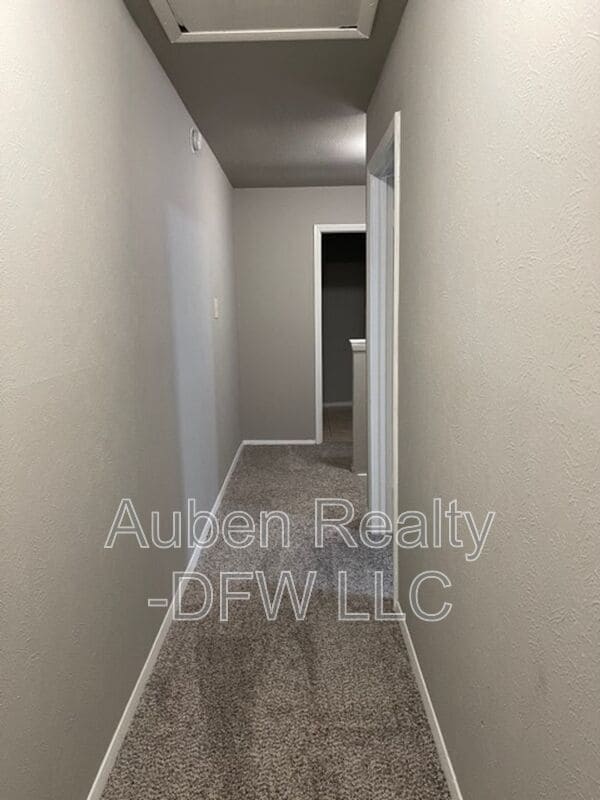 Building Photo - 921 W Rochelle Rd