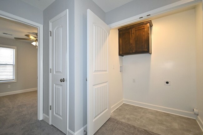 Building Photo - 3 Bedroom 2.5 bath 2 Car Garage   Duplex