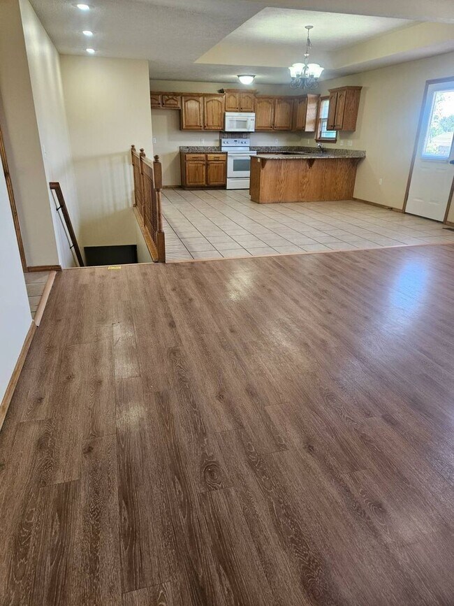 Building Photo - WOW! Look at this property ! You cant beat this price in NIXA-3200 SQ FT