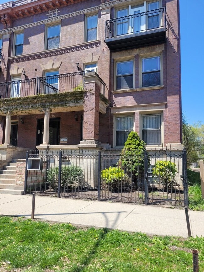 Building Photo - 5324 S King Dr
