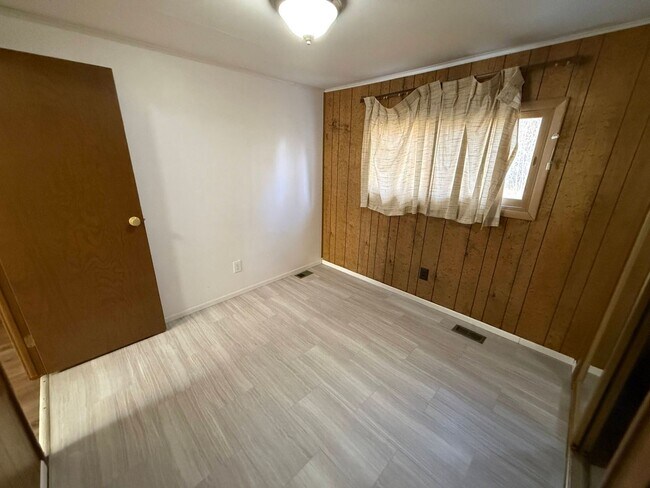 Building Photo - 4 Bed 2 Bath Home with 2 Car Garage, Large Private Fenced Yard. Lander, WY