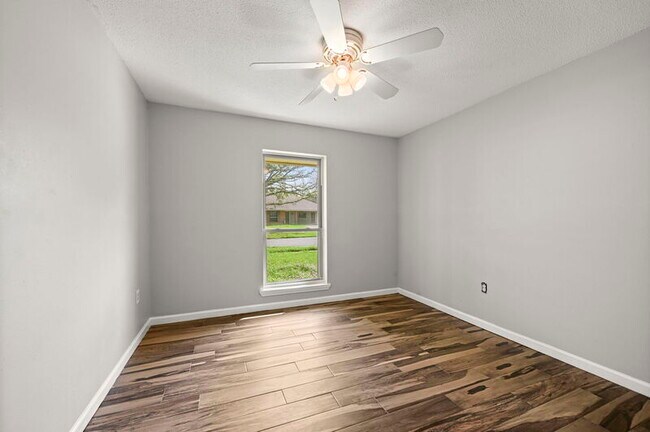 Building Photo - 9852 Hawthorne Dr