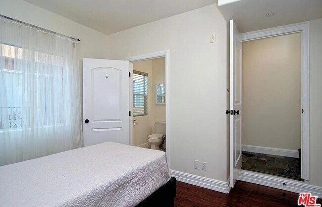 Building Photo - 2027 Beloit Ave