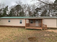 Building Photo - Available Now! 3 Bed 2 Bath