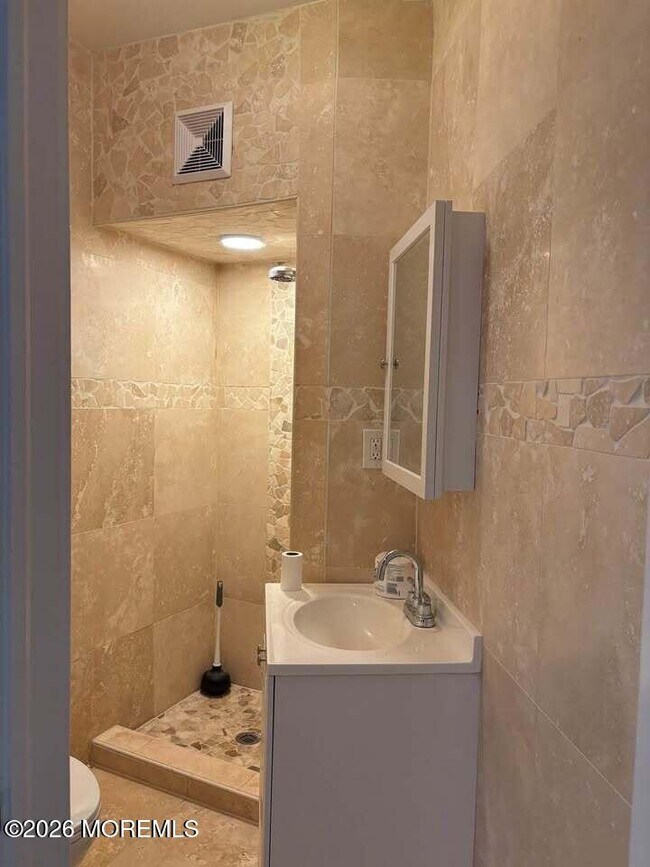 Building Photo - 14 Main St