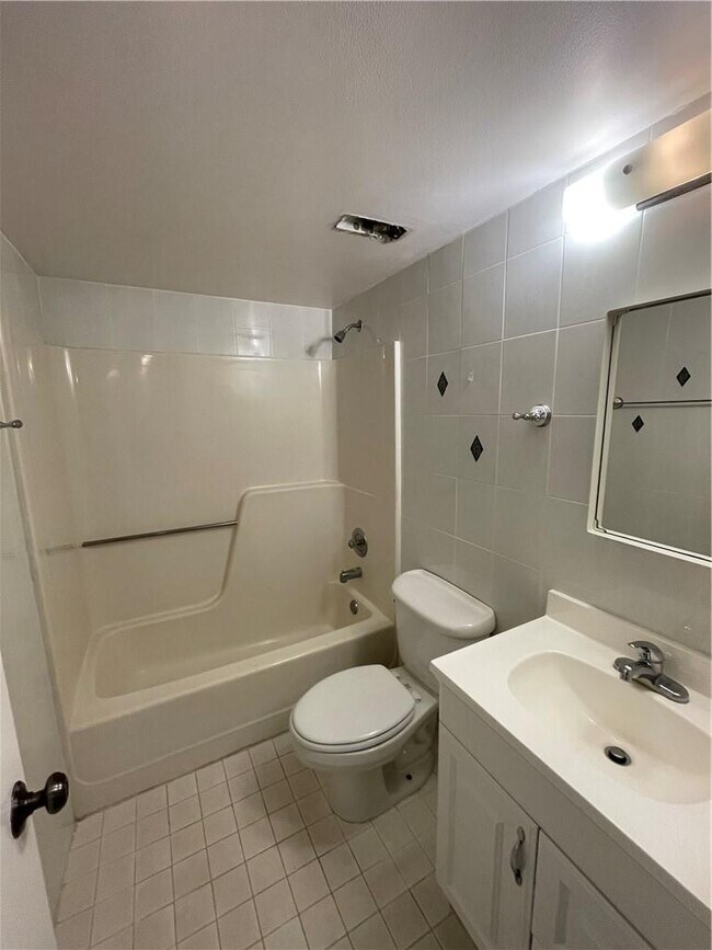 Building Photo - 3546 N University Dr