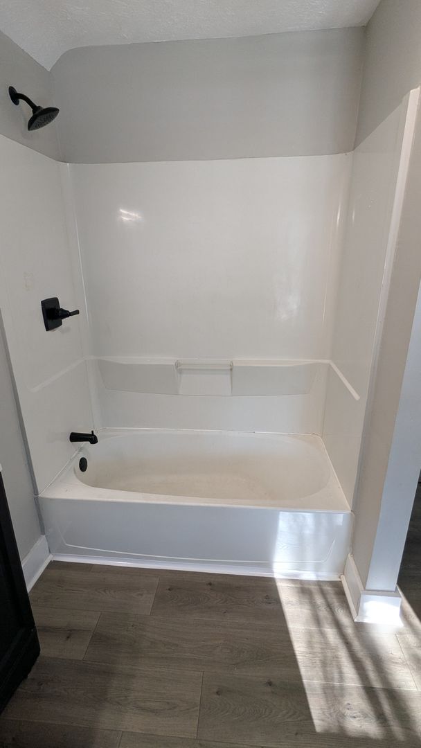 Building Photo - Welcome to this newly renovated, 3-bedroom home located in the heart of Akron