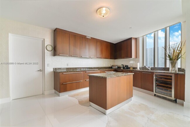 Building Photo - 15811 Collins Ave