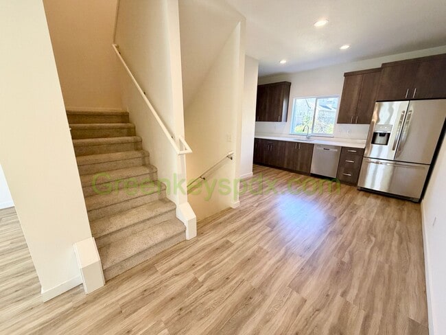 Building Photo - Modern 2-Bedroom Townhome on 3 Levels with Garage, A/C and Private Patio – Great SE Portland Loca...
