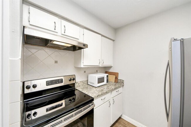 Building Photo - 5711 Sugar Hill Dr