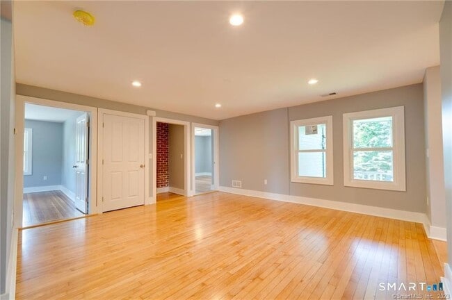 Building Photo - 157 River Rd