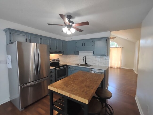Building Photo - Beautiful Brick Ranch located in Cinnamon ...