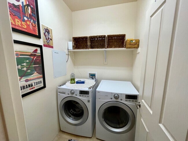 Building Photo - Beautiful Fully Furnished 2 Bedroom Townho...