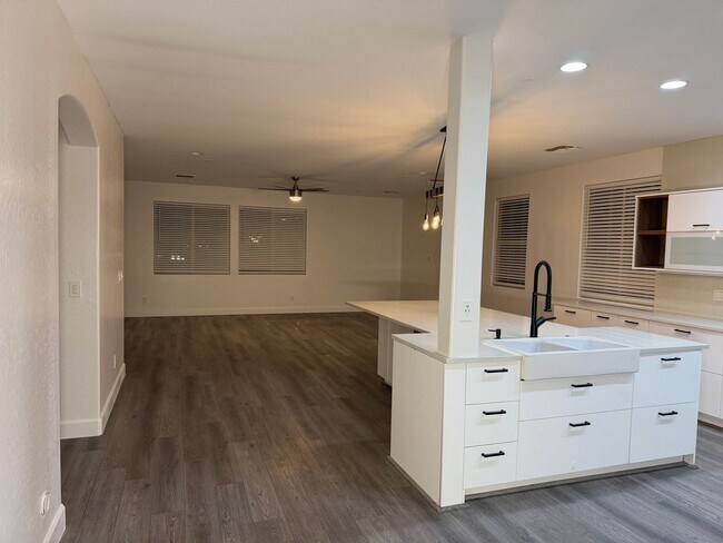 Building Photo - 42502 W Somerset Dr