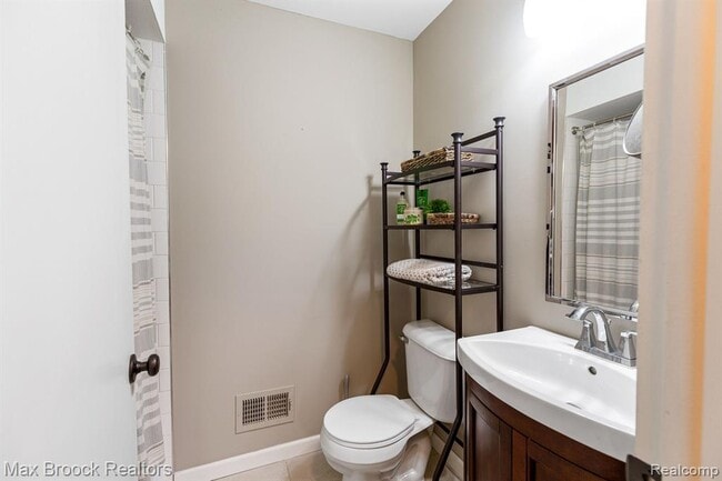 Building Photo - 3818 Edgeland Ave