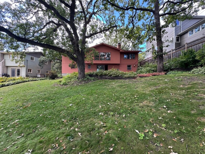 Large backyard with walkout basement - 4007 Grimes Ave S