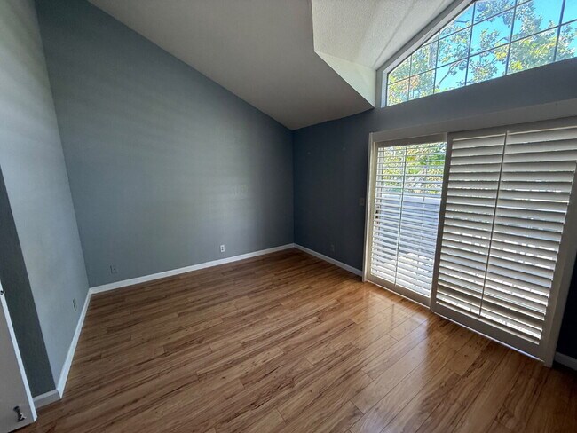 Building Photo - Beautiful 3 Bed/2.5 Bath Townhome
