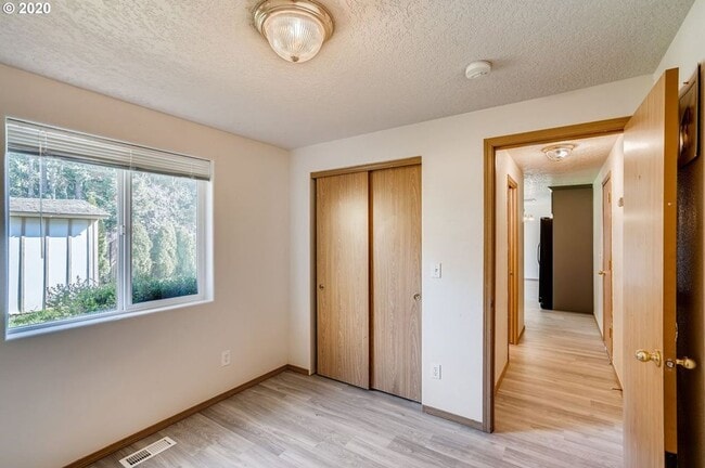 Building Photo - 4 Bedrooms House for Rent