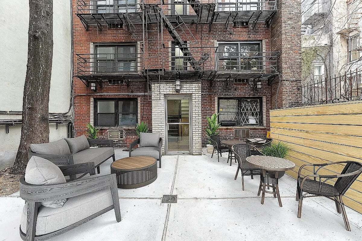 Building Photo - 32 Cornelia St