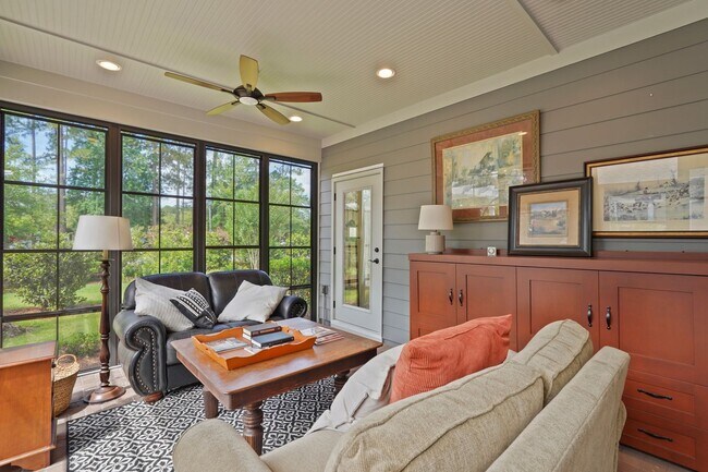 Building Photo - 10 Chicory Ct