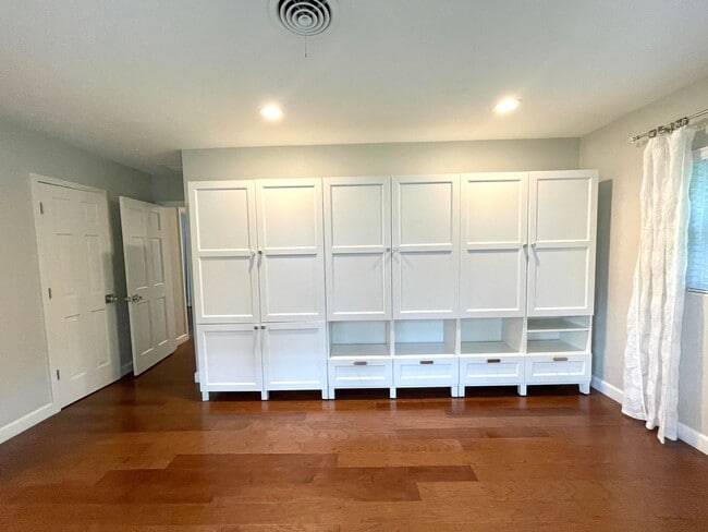 Building Photo - 6 month lease- AVAIL IN AUGUST- Immaculate...