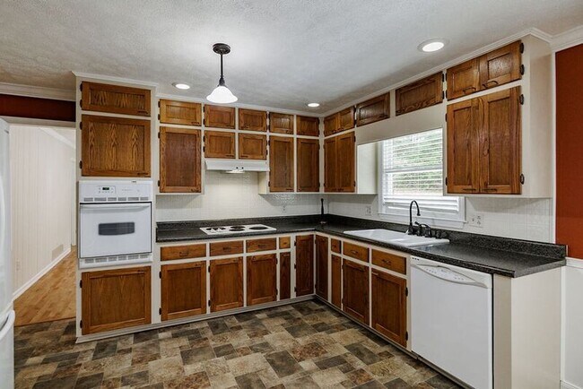 Building Photo - 1110 Maple Cir