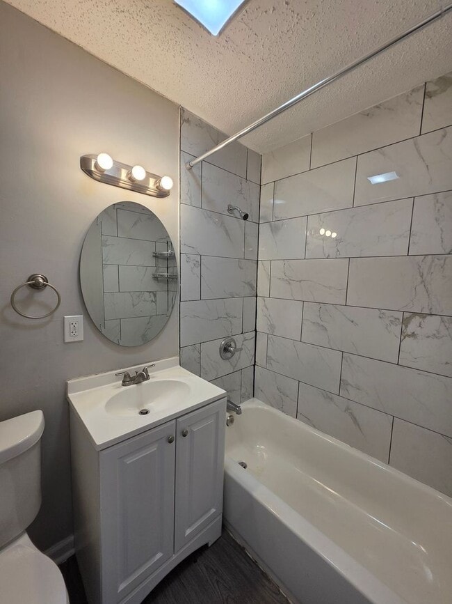Building Photo - Spacious 4 Bed / 2.5 Bath Home with 2 Living Areas